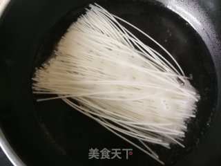 胡萝卜白菌鸡腿汤面的做法步骤：4