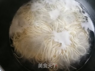 胡萝卜白菌鸡腿汤面的做法步骤：5