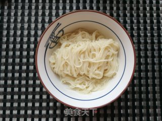 胡萝卜白菌鸡腿汤面的做法步骤：6