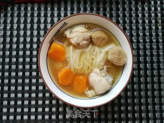 胡萝卜白菌鸡腿汤面的做法步骤：7