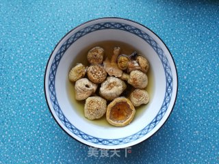 胡萝卜白菌鸡腿汤的做法步骤：1