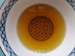 胡萝卜白菌鸡腿汤的做法步骤：2