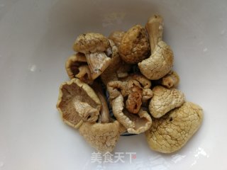 胡萝卜白菌鸡腿汤的做法步骤：3