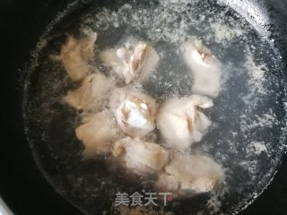 胡萝卜白菌鸡腿汤的做法步骤：6
