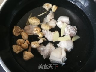 胡萝卜白菌鸡腿汤的做法步骤：8