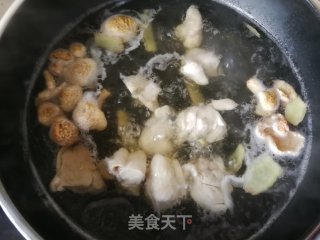 胡萝卜白菌鸡腿汤的做法步骤：9