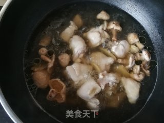 胡萝卜白菌鸡腿汤的做法步骤：10