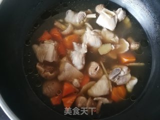 胡萝卜白菌鸡腿汤的做法步骤：14