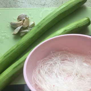 蒜蓉粉丝蒸丝瓜的做法步骤：1