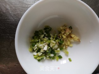 油面筋虾滑番茄汤的做法步骤：2