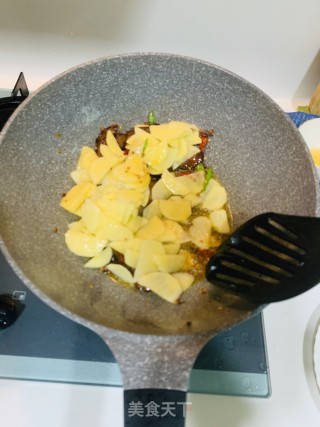 香肠炒土豆的做法步骤：3