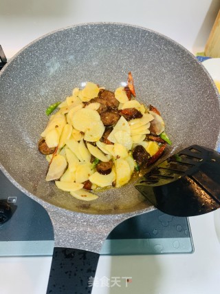 香肠炒土豆的做法步骤：4