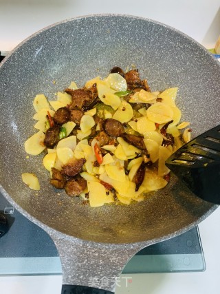 香肠炒土豆的做法步骤：5