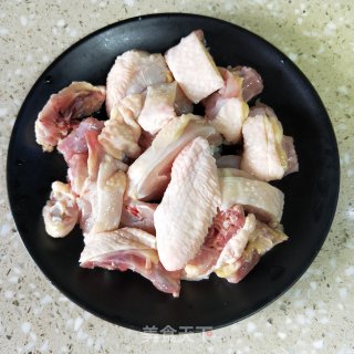 蒜子青椒炒鸡块的做法步骤：1