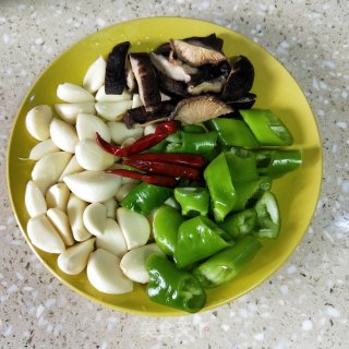 蒜子青椒炒鸡块的做法步骤：2