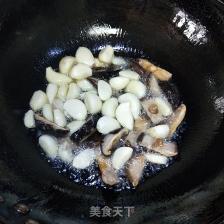 蒜子青椒炒鸡块的做法步骤：3