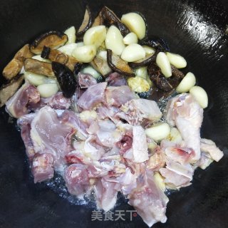 蒜子青椒炒鸡块的做法步骤：4