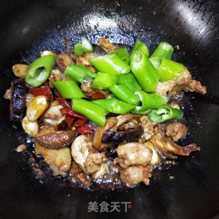 蒜子青椒炒鸡块的做法步骤：8