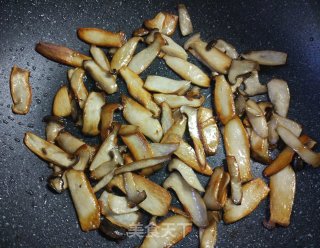 杏鲍菇炒荷包蛋的做法步骤：7