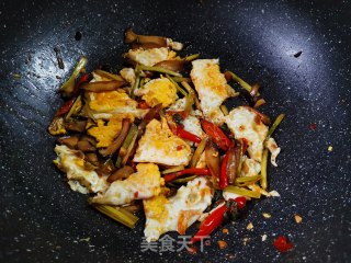杏鲍菇炒荷包蛋的做法步骤：10