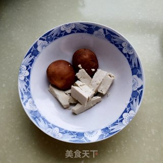 蒸香菇肉丸的做法步骤：1