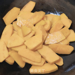 焖南瓜的做法步骤：2