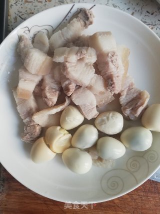 红烧肉焖鹌鹑蛋的做法步骤：1