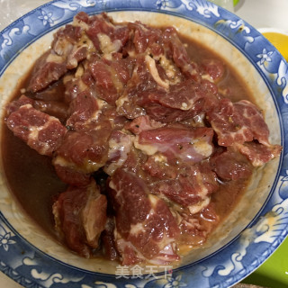 牛肉粒拌面的做法步骤：1