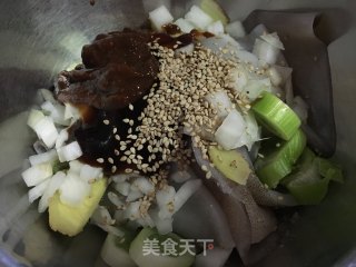 香辣烤鱿鱼????的做法步骤：1