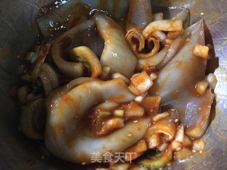 香辣烤鱿鱼????的做法步骤：2