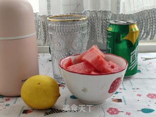 西瓜雪碧饮的做法步骤：1