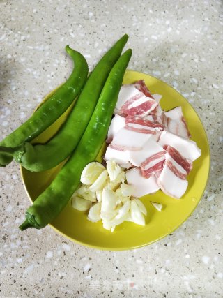 青椒炒肉的做法步骤：1