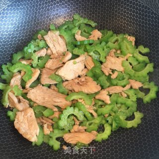 鸡胸肉炒苦瓜的做法步骤：4