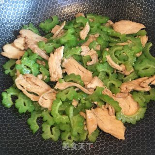 鸡胸肉炒苦瓜的做法步骤：5