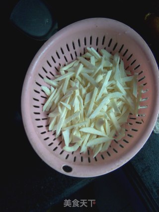 茭白炒肉丝的做法步骤：1