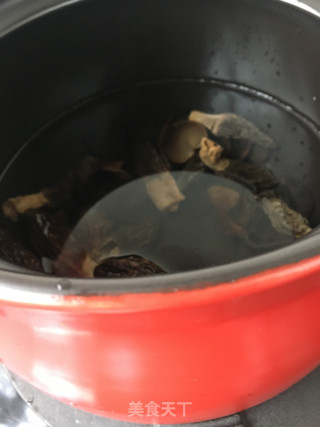羊肚菌鸽子汤的做法步骤：4