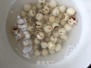 莲子淮山母鸡汤的做法步骤：2