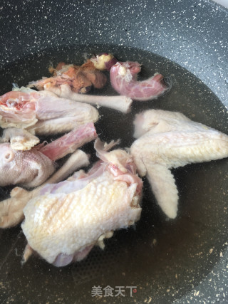 莲子淮山母鸡汤的做法步骤：3