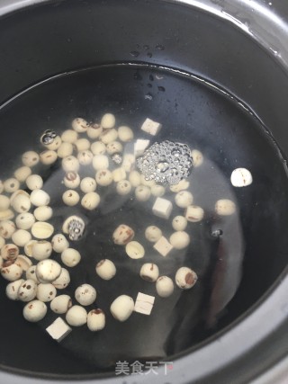 莲子淮山母鸡汤的做法步骤：6