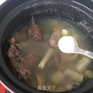 莲子淮山母鸡汤的做法步骤：14