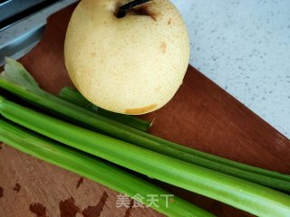 香芹雪梨汁的做法步骤：1