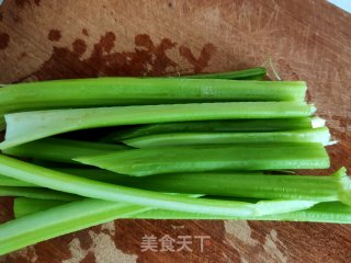 香芹雪梨汁的做法步骤：2