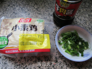 牛肉酱炒小素鸡的做法步骤：1