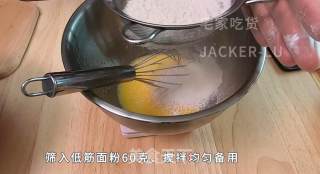 记一次失败的瑞士卷蛋糕制作过程,蛋糕烤过头，卷裂开了，奶油打过头.的做法步骤：2