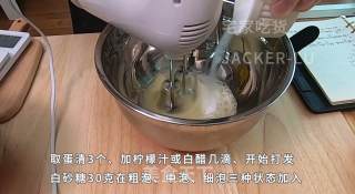 记一次失败的瑞士卷蛋糕制作过程,蛋糕烤过头，卷裂开了，奶油打过头.的做法步骤：3