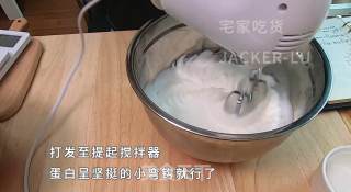 记一次失败的瑞士卷蛋糕制作过程,蛋糕烤过头，卷裂开了，奶油打过头.的做法步骤：4