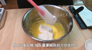 记一次失败的瑞士卷蛋糕制作过程,蛋糕烤过头，卷裂开了，奶油打过头.的做法步骤：5