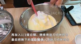 记一次失败的瑞士卷蛋糕制作过程,蛋糕烤过头，卷裂开了，奶油打过头.的做法步骤：6