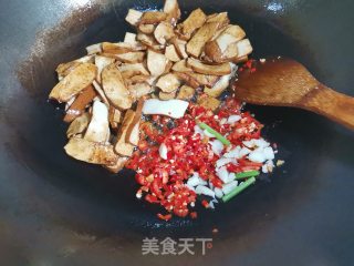 韭菜花炒香干的做法步骤：4