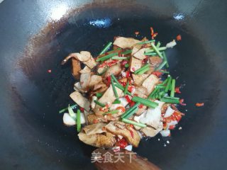 韭菜花炒香干的做法步骤：5